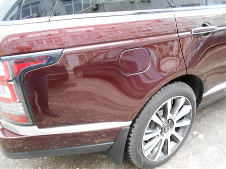 Заднее правое крыло Range Rover после локальной покраски